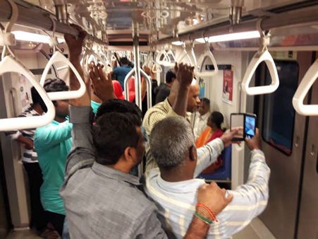 கலக்குது பாரு ஸ்டைலு.. இது புது மெட்ரோ ரயிலு.. இலவச சேவை.. கட்டி ஏறிய மக்கள் கூட்டம்