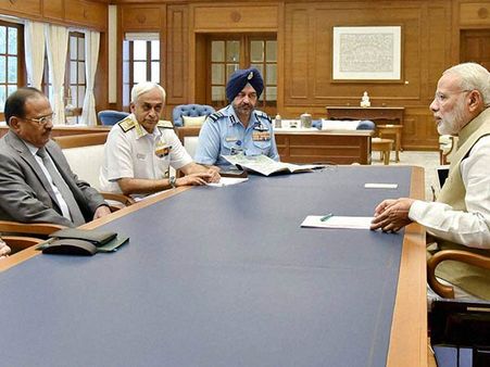 முப்படை தளபதிகளுடன் பிரதமர் மோடி அவசர ஆலோசனை