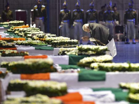 நாட்டிற்காக உயிர் தியாகம்... சிஆர்பிஎப் வீரர்களின் உடல்களுக்கு பிரதமர் மோடி அஞ்சலி #PulwamaAttack