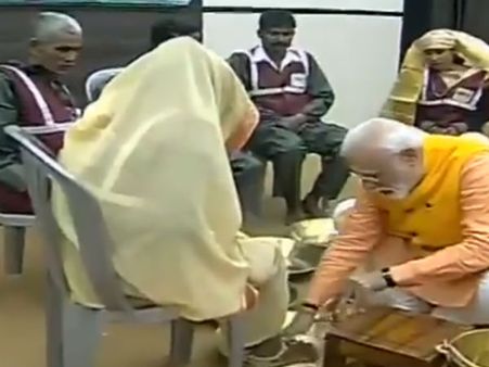 பிரயாக்ராஜில் துப்புரவு தொழிலாளர்கள் கால்களை கழுவிய மோடி… குவியும் பாராட்டுகள்