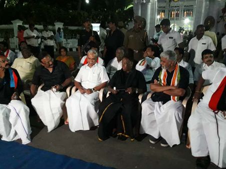 ராத்திரி முழுக்க.. ராஜ்நிவாஸ் வாசல்களை அடைத்தாற் போல படுத்து தூங்கிய நாராயணசாமி, அமைச்சர்கள்