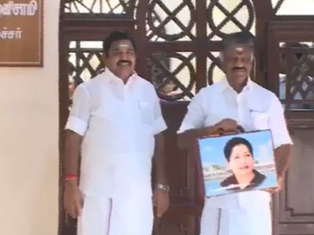 மெரூன் கலர் பெட்டி.. ஜெ. ஸ்டிக்கர்... காலில் செருப்பு புது அடிஷன்.. ஓபிஎஸ்-சின் அசத்தல் என்ட்ரி