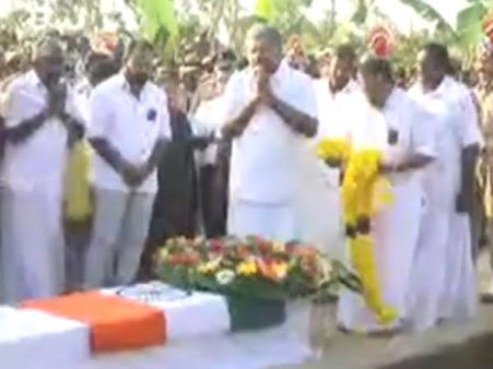 சுப்பிரமணியன் உடலுக்கு ஓபிஎஸ் நேரில் அஞ்சலி.. காசோலை, பணி நியமன ஆணையை மனைவியிடம் வழங்கினார்