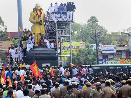 மதுரையில் 7 மணி நேரமாக சாலை மறியல்... 700 க்கும் மேற்பட்டோர் மீது வழக்கு பதிவு