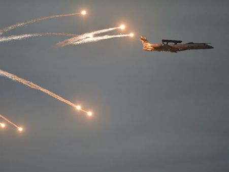 புல்வாமா தாக்குதலுக்கு பதிலடி கொடுக்க தயாராகும் விமானப் படை.. எல்லையில் போருக்கு தயாராகும் இந்தியா!