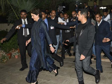 டெல்லியில் ஜீன்ஸ்.. உ.பியில் புடவை.. பிரியங்கா காந்தியை விமர்சித்த பாஜக எம்பி, எழுந்தது சர்ச்சை