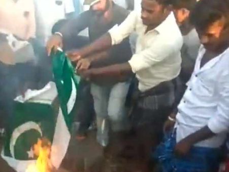 சிஆர்பிஎப் வீரர் சுப்பிரமணியன் சொந்த ஊரில் வெடித்த போராட்டம்.. பாக். தேசிய கொடி எரிப்பு