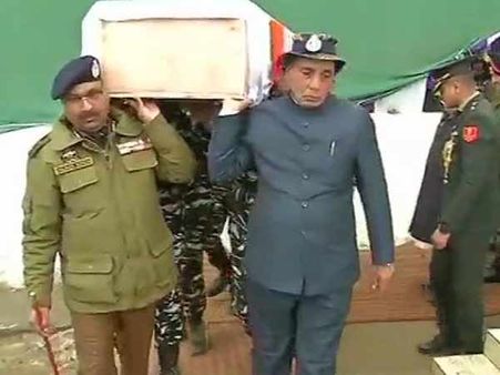 நெகிழ்ச்சி.. ராணுவ வீரர் உடலை தோளில் சுமந்து சென்ற ராஜ்நாத்சிங்