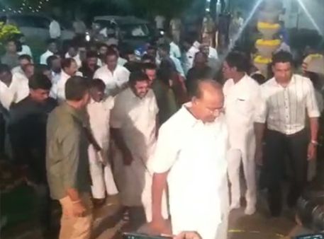 ஆட்டுக்கறி ஒரு கடி.. கோழிக்கறி ஒரு பிடி.. சொல்லுங்க டாக்டரே.. எந்த தொகுதி வேணும்.. தைலாபுரம் கலகல!