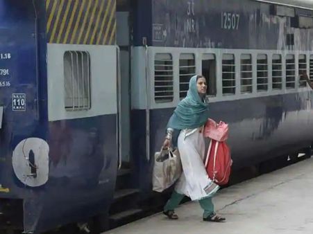சம்ஜாதா எக்ஸ்பிரஸ் ரயிலை திடீரென ரத்து செய்த பாகிஸ்தான்.. எல்லையில் பயணிகள் அவதி