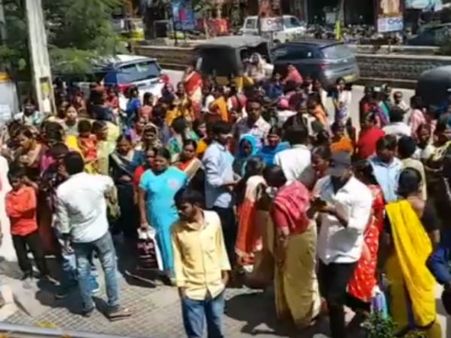 ஓடி வாங்க... ஓடி வாங்க... 10 ரூபாய்க்கு புடவை தர்ராங்க... நெரிசலில் சிக்கிய பெண்கள் மயக்கம்