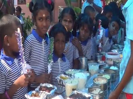 சத்தான உணவை சாப்பிடுங்கள்... அரசுப் பள்ளியில் உணவு திருவிழா கோலாகலம்