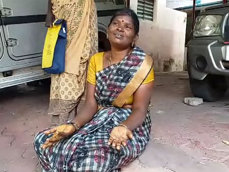 கந்துவட்டி.. கொடுக்க முடியாமல் தவித்த லட்சுமி.. கலெக்டர் அலுவலகத்தில் தீக்குளிக்க முயற்சி