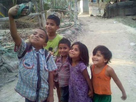 இதுதாண்டா செல்பி.. அழுக்கு சட்டை.. இதழ் நிறைய அழகு சிரிப்பு.. கையிலோ செருப்பு