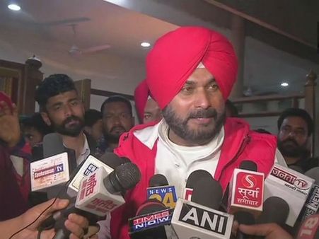 இப்படி பேசலாமா நவ்ஜோத் சிங் சித்து? பஞ்சாப்பில் போராட்டங்கள்.. சட்டசபை வளாகத்தில் உருவப்படம் எரிப்பு