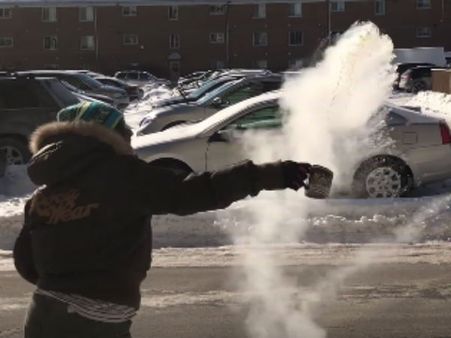 சுடு தண்ணி வை.. தூக்கி எறி.. ஹேப்பி ஸ்னோ டே.. கலகலக்கும் சிகாகோ!