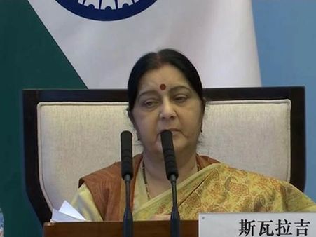 சொல்லிப் பார்த்தும் கேட்கலை.. அடங்கலை.. அதான் அடிச்சோம்.. சீனாவுக்குப் போய் விளக்கிய சுஷ்மா