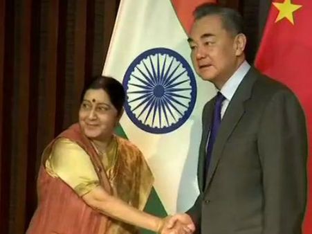 சீன வெளியுறவுத்துறை அமைச்சருடன் சுஷ்மா சந்திப்பு.. பாக். குறித்த விவாதம்.. திடீர் திருப்பம்!