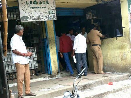 குடிமகன்களுக்கு ஒரு வருத்தமான செய்தி.. தமிழகத்தில் 2698 டாஸ்மாக் கடைகள் மூடல்