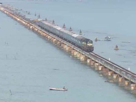 84 நாட்களுக்கு பிறகு... மீண்டும் பாம்பன் பாலத்தில் ரயில் சேவை... சுற்றுலா பயணிகள் ஹேப்பி