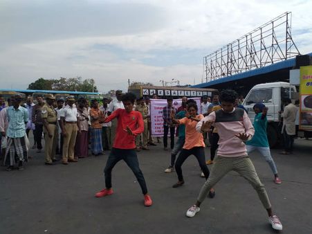 ஒரு பெண்… 5 இளைஞர்கள்.. நாகர்கோவில் பேருந்து நிலையத்தில் ஆட்டம் பாட்டம்.. விசாரித்தால் விஷயமே வேற