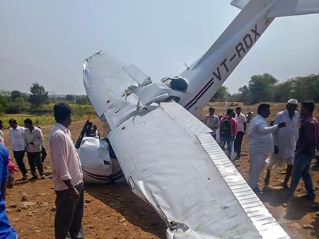 மீண்டும் ஒரு சம்பவம்... புனேவில் பயிற்சி விமானம் விழுந்தது... பைலட் படுகாயம்