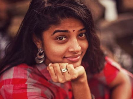 முகமா இல்லை புன்னகைக் குளமா?.. உற்சாகத்தில் மூழ்கியிருக்கும் டூலெட் ஷீலா!