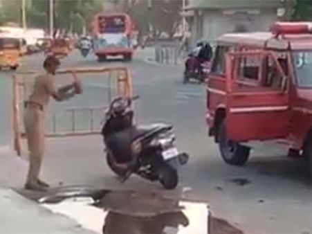 இரு சக்கர வாகனத்தை ரோந்து காவலர் அடித்து உதைக்கும் காட்சி.. சமூகவலைதளங்களில் வைரலாகும் வீடியோ!