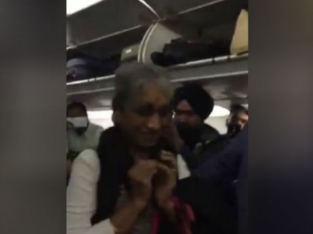 ப்பா.. என்ன மரியாதை.. என்ன கைதட்டல்.. ஹீரோ அபிநந்தனின் பெற்றோருக்கு மாஸ் வரவேற்பு- வீடியோ!