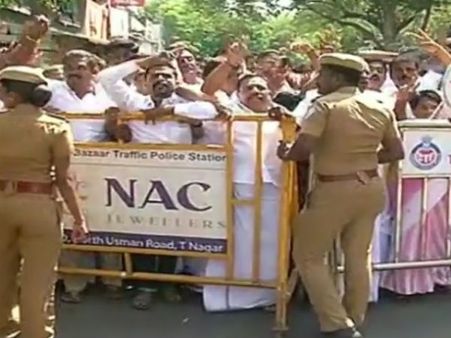 அதிமுக தலைமை அலுவலகத்தில் அமைச்சர் ராதாகிருஷ்ணன் ஆதரவாளர்கள் முற்றுகை.. போலீஸ் குவிப்பு.. பரபரப்பு