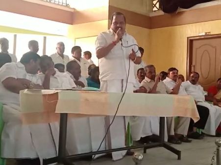 என்னங்க இது.. அழுது அடம்பிடிச்சு ஓட்டு கேட்கிறாரே 