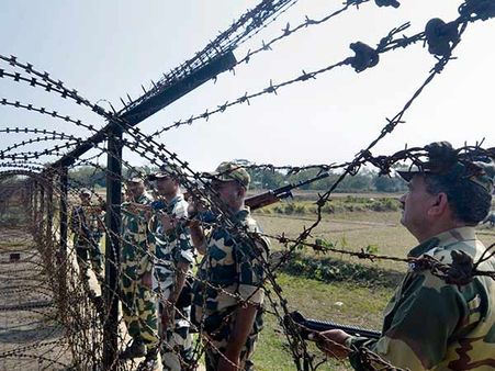 காஷ்மீரில் தீவிரவாதிகள் மீண்டும் தாக்குதல்.. இந்திய ராணுவம் பதிலடி.. பதற்றம்!