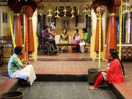 இங்க நந்தினியும் சின்னத்தம்பியும்... இன்னொரு பக்கம் அர்ஜுனும் ஜானுவும்... நடு ஹாலில்.. பண்ணலாமா?