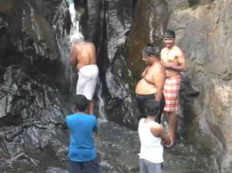 கொட்டோ கொட்டுன்னு கொட்டிய குற்றால அருவிகளில் சொட்டு சொட்டுன்னு சொட்டுது!