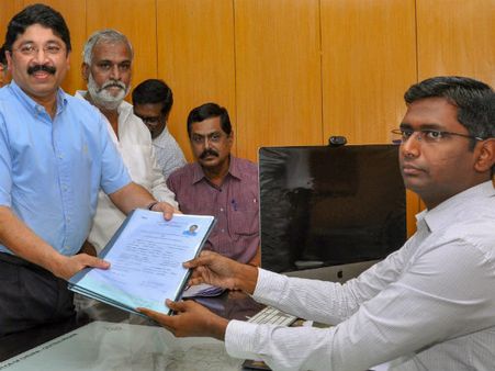 தமிழகம் - புதுச்சேரியில் 1,500 வேட்புமனுக்கள் தாக்கல்… இன்று பரிசீலனை