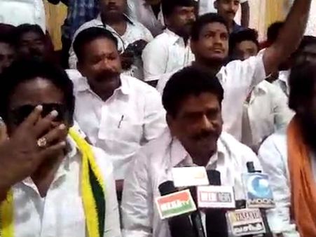 மதுரை விமான நிலையத்துக்கு பசும்பொன் முத்துராமலிங்கத்தேவர் பெயரை சூட்டுக… மீண்டும் போராட்டம்