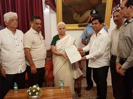 கோவாவில் ஆட்சி அமைக்க உரிமை கோரியது காங்கிரஸ்.. கவர்னருடன் சந்திப்பு!