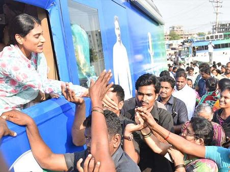 பஸ் பிரசாரத்தில் ஈடுபட்ட ஜெகன்மோகன் ரெட்டியின் சகோதரி.. மோதிரத்தை லாவகமாக உருவிய தொண்டர்கள்