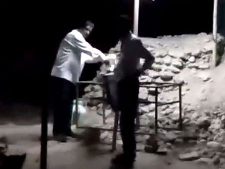 நான் எதுவேணாலும் பண்ணுவேன்.. போய் இன்ஸ்பெக்டரை வர சொல்லு.. அதிகாரி மிரட்டல்.. வைரல் வீடியோ