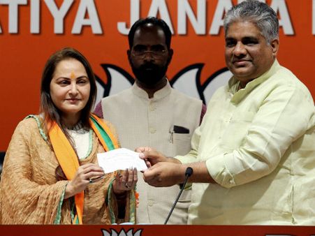 பாஜகவில் சேர்ந்த கையோடு சீட்.. பரம எதிரி ஆசம்கானை எதிர்த்து ஜெயப்பிரதா ராம்பூரில் போட்டி