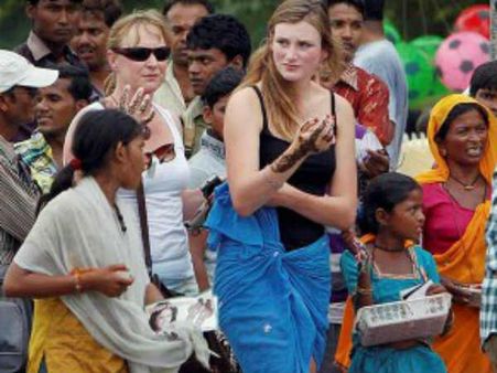 இந்தியாவில் களை கட்டிய தேர்தல் திருவிழா… வேடிக்கை பார்க்க குவியும் வெளிநாட்டினர்