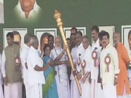 காவி மேடையில் திராவிட நாகரீகம்.. மோடிக்கு செங்கோல் கொடுத்து அசத்திய தலைவர்கள்!