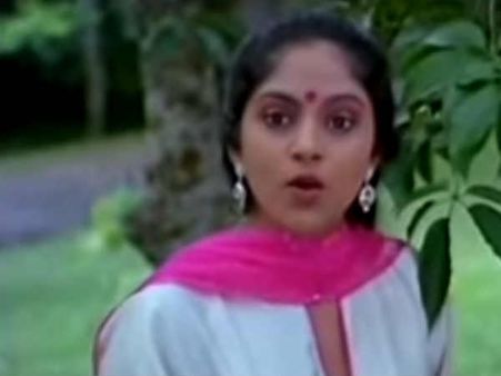 நதியா நதியா நைல் நதியா.. அடடா.. சைக்கிளில் வர்றாங்க ஸ்டைலா!