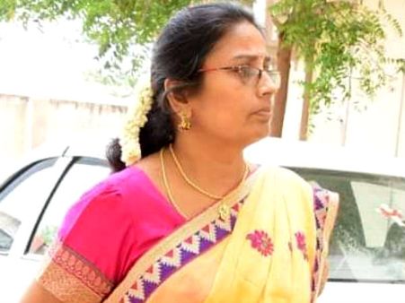 தலை நிறைய மல்லிகைப்பூ.. கழுத்தை அலங்கரிக்கும் நகை.. முகத்தில் புன்னகை.. டோட்டலாக மாறிய நிர்மலாதேவி