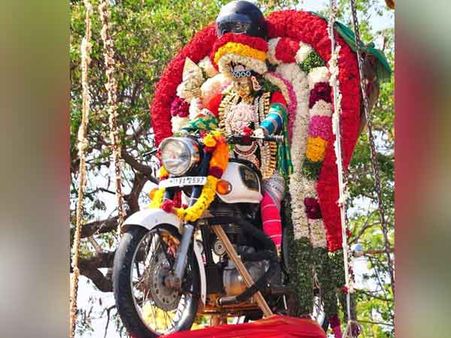 முருகனை மயில்ல பார்த்திருப்பீங்க.. புல்லட்டுல பார்த்திருக்கீங்களா.. புதுவையில் கலகல!