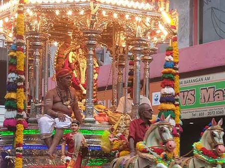 கோலாலம்பூரில் பங்குனி உத்திர திருவிழா கோலாகலம்.. வெள்ளி தேரில் முருகன் வீதி உலா
