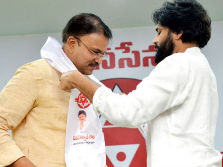 மாஸ் காட்டும் ஜன சேனா கட்சி… பவன் கல்யாண் முன்னிலையில் சிபிஐ முன்னாள் இணை இயக்குனர் இணைந்தார்