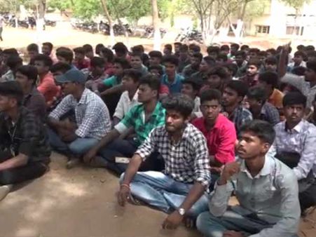 பொள்ளாச்சி வழக்கு.. மாணவர்கள் போராட்டம் எதிரொலி.. பல்வேறு கல்லூரிகளுக்கு இன்றும் விடுமுறை!