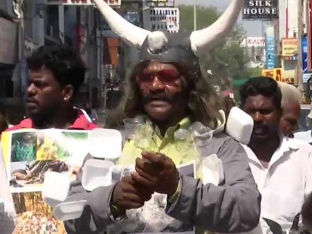 பிளாஸ்டிக் ஆடை அணிந்து.. ஒரு நூதன பேரணி.. புதுவையை வலம் வந்த .. 