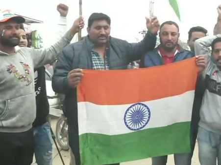 எல்லையில் குவிந்த மக்கள்.. திருவிழா போல காட்சியளித்த வாகா.. ஹீரோ அபிநந்தனை வரவேற்ற கூட்டம்!